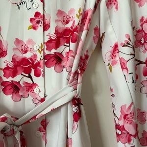 Dress with flowers with long sleeves and belt